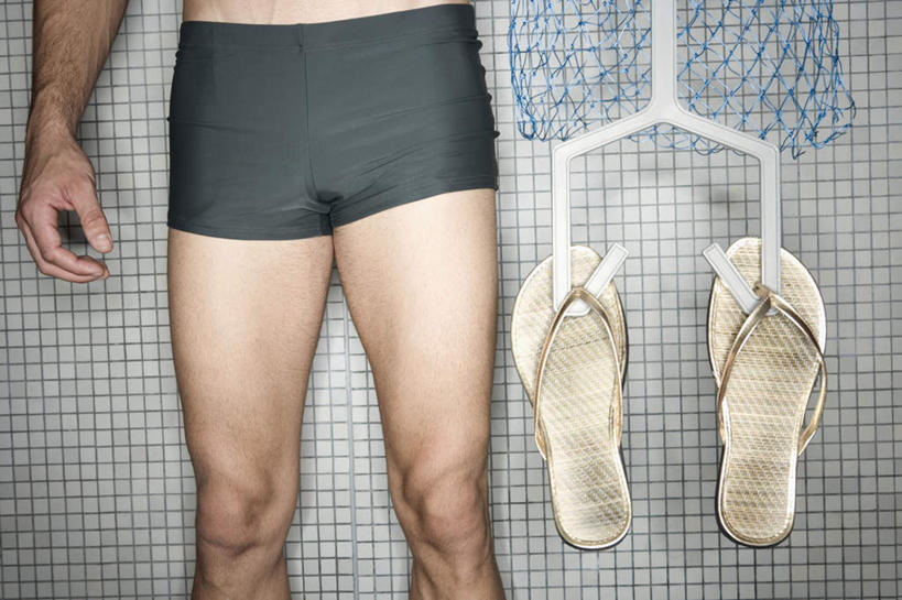 西方人,一个人,站,横图,室内,特写,白天,正面,凉鞋,旅游,度假,衣架,欧洲,欧洲人,仅一个男性,仅一个人,泳裤,拿,拿着,娱乐,裸露,仅一个年轻男性,站着,享受,休闲,放松,裸,男人,男性,年轻男性,白种人,挂衣架,晾衣架,玩耍,半身,彩图,夹趾拖鞋,人字拖,人字拖鞋