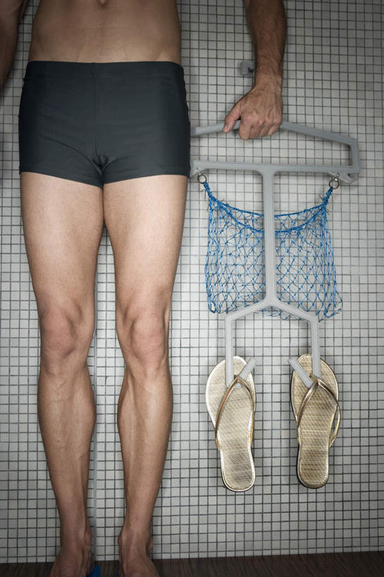 西方人,一个人,站,竖图,室内,白天,正面,凉鞋,旅游,度假,衣架,欧洲,欧洲人,仅一个男性,仅一个人,泳裤,拿,拿着,娱乐,裸露,仅一个年轻男性,站着,享受,休闲,放松,裸,男人,男性,年轻男性,白种人,挂衣架,晾衣架,玩耍,半身,彩图,夹趾拖鞋,人字拖,人字拖鞋