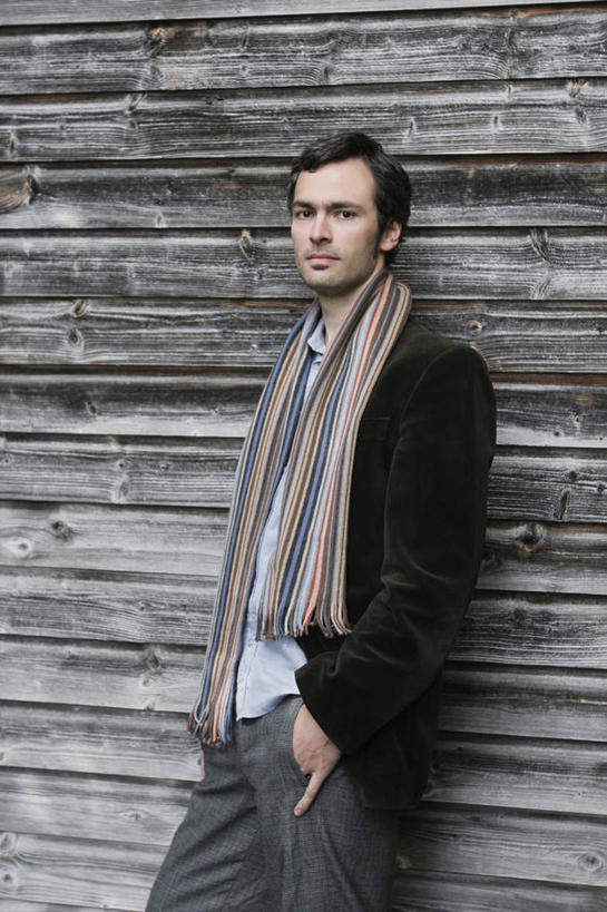 西方人,一个人,商务人士,商务男性,站,竖图,室外,白天,正面,衬衫,欧洲,欧洲人,仅一个男性,仅一个人,套装,服装,注视,休闲装,仅一个年轻男性,衣服,围巾,观察,看,站着,休闲,休闲服,服饰,围脖,观看,卷帘门,察看,关注,商务装,工薪阶层,男人,男性,年轻男性,白种人,白领,上班族,插兜,两手抄兜,两手放兜,手插兜,手放口袋,半身,彩图,衬衣