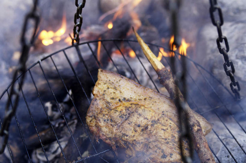 无人,横图,俯视,室外,特写,白天,烹饪,烧烤,西餐,石头,雾,沸腾,朦胧,模糊,蒸汽,火焰,石子,调味,肉,香料,佐料,牛排,牛肉,料理,食品,烤架,水蒸气,烤肉,燃烧,菜肴,美食,肉类,食物,铁架,西式,佳肴,配料,露营,野营,肉食,宿营,蒸发,作料,石块,岩石,彩图,高角度拍摄