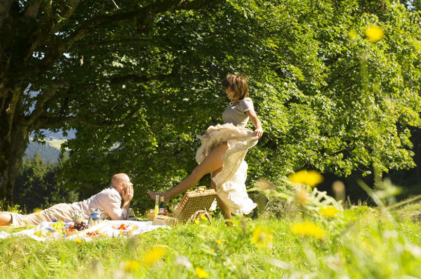 西方人,两个人,家庭,夫妻,站,横图,室外,白天,侧面,裙子,爱情,旅游,度假,跳舞,草地,草坪,美景,森林,树林,植物,芒果,葡萄,水果,欧洲,欧洲人,许多,新鲜,篮子,坐垫,景观,生食,食品,果实,浪漫,拿,拿着,注视,娱乐,长裙,草,树,树木,食物,绿色,自然,观察,看,趴着,站着,享受,休闲,温暖,温馨,一家人,景色,恩爱,放松,恋人,有机食品,绿色食品,生长,成长,观看,和睦,察看,关注,自然风光,舞姿,野餐垫,野餐地毯,多功能毯,食物篮,男人,男性,女人,女性,中年男性,中年女性,白种人,情侣,望果,山葫芦,蒲桃,蜜望,檬果,闷果,漭果,杧果,草龙珠,庵波罗果,趴,玩耍,彩图,全身,舞蹈,伴侣,融洽,野餐篮