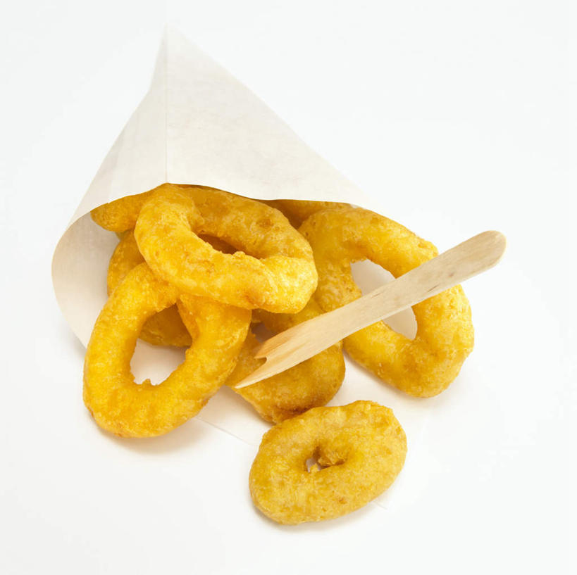 海鲜,无人,横图,俯视,室内,特写,白天,白色背景,烹饪,西餐,桌面,桌子,章鱼,一堆,堆叠,堆积,纸袋,油炸,料理,食品,水产,菜肴,美食,竹签,海洋生物,食物,黄色,西式,摄影,佳肴,影棚,堆,石吸,死牛,望潮,坐蛸,水生动物,海产品,水生物,海底动物,取食签,石居,八爪鱼,彩图,高角度拍摄,影棚拍摄,拍摄