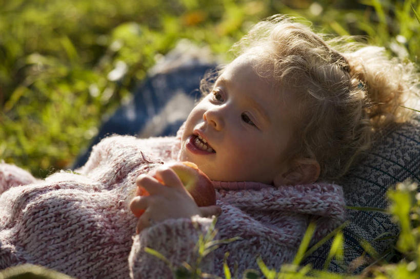 西方人,儿童,一个人,躺,横图,俯视,室外,白天,纯洁,草地,草坪,植物,苹果,水果,欧洲,欧洲人,仅一个女性,仅一个人,服装,新鲜,生食,食品,果实,拿,拿着,草,食物,小孩,衣服,绿色,仅一个小孩,可爱,童年,童趣,服饰,有机食品,绿色食品,衣着,穿着,童真,烂漫,无邪,衣饰,天真,女孩,女人,女性,白种人,孩子,躺着,半身,彩图,高角度拍摄,女生