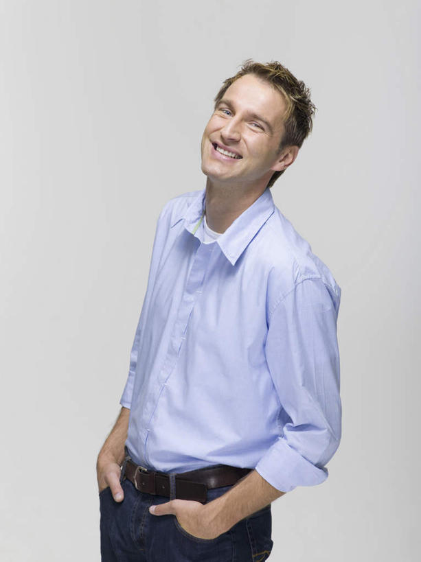 西方人,一个人,站,笑,微笑,露齿笑,竖图,室内,白天,正面,衬衫,欧洲,欧洲人,仅一个男性,仅一个人,灰色背景,注视,仅一个年轻男性,蓝色,观察,看,站着,摄影,影棚,观看,察看,双手插袋,关注,手插袋,双手抄兜,双手放兜,男人,男性,年轻男性,白种人,插兜,两手抄兜,两手放兜,手插兜,手放口袋,站立,半身,彩图,影棚拍摄,衬衣,拍摄,手抄兜