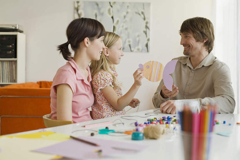 西方人,儿童,三个人,家庭,夫妻,母亲,父亲,女儿,客厅,站,横图,室内,白天,正面,爱情,游戏,纯洁,餐桌,沙发,桌子,玩具,欧洲,欧洲人,服装,艺术,纸艺,手工艺品,浪漫,拿,玩,拿着,注视,休闲装,文化,娱乐,弹珠,画,小孩,衣服,纸制品,工艺品,剪纸,观察,看,站着,休闲,温暖,温馨,父女,母女,三口之家,一家人,休闲服,恩爱,父爱,可爱,母爱,童年,童趣,益智,恋人,服饰,餐台,观看,活动,和睦,察看,起居室,高雅,发泄,关注,消遣,欣赏,智力,弹球,童真,烂漫,无邪,自信心,品位,宣泄,美观,剪画,刻纸,天真,男人,男性,年轻男性,年轻女性,女孩,女人,女性,白种人,孩子,年轻人,夫妇,情侣,装饰画,玩耍,嬉戏,站立,半身,彩图,伴侣,融洽,女生,皮沙发