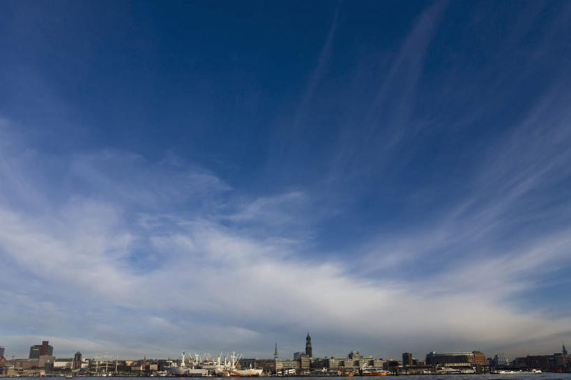 无人,高楼大厦,横图,全景,室外,白天,正面,度假,烹饪,西餐,办公楼,河流,美景,水,天际线,餐桌,桌子,城市风光,城市,大厦,建筑,摩天大楼,写字楼,阴影,光线,影子,河水,景观,水流,云,云朵,汉堡,料理,食品,云彩,娱乐,菜肴,美食,食物,蓝色,白云,蓝天,天空,阳光,楼宇,快餐,天,享受,休闲,商务楼,景色,放松,西式,佳肴,晴朗,餐台,西式快餐,垃圾食品,晴空,彩图,大楼,高层建筑,高楼,摩天楼