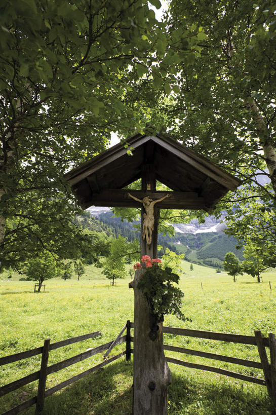 无人,栏杆,竖图,室外,白天,正面,旅游,度假,草地,草坪,美景,植物,雕塑,奥地利,欧洲,节日,艺术,装饰,雕刻,雕像,十字架,栅栏,景观,篱笆,围栏,文化,娱乐,护栏,草,树,树木,绿色,自然,工艺品,祈祷,享受,休闲,健康,景色,放松,许愿,宗教,信仰,生长,成长,纪念,祈求,美术,基督教,天主教,自然风光,主题,陈列,中欧,功能,美学,奥地利共和国,蒂罗尔,蒂罗尔州,平安,彩图