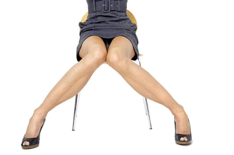 西方人,一个人,坐,横图,室内,白天,白色背景,正面,高跟鞋,裙子,时尚,鞋子,椅子,欧洲,欧洲人,仅一个年轻女性,仅一个女性,仅一个人,服装,长裙,衣服,摄影,服饰,影棚,衣着,穿着,时髦,衣饰,时兴,年轻女性,女人,女性,白种人,坐着,半身,彩图,影棚拍摄,拍摄