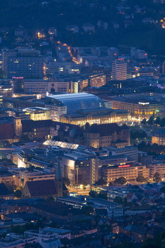 无人,家,竖图,俯视,室外,夜晚,度假,美景,树林,植物,城市风光,城市,路灯,照明,德国,欧洲,阴影,光线,影子,房屋,屋子,景观,灯光,娱乐,楼房,住宅,灯,树,树木,绿色,自然,享受,休闲,景色,放松,生长,成长,照亮,照明设备,西欧,斯图加特,德意志联邦共和国,州府,巴登.符腾堡,巴登.符腾堡州,巴符州,彩图,高角度拍摄,房子