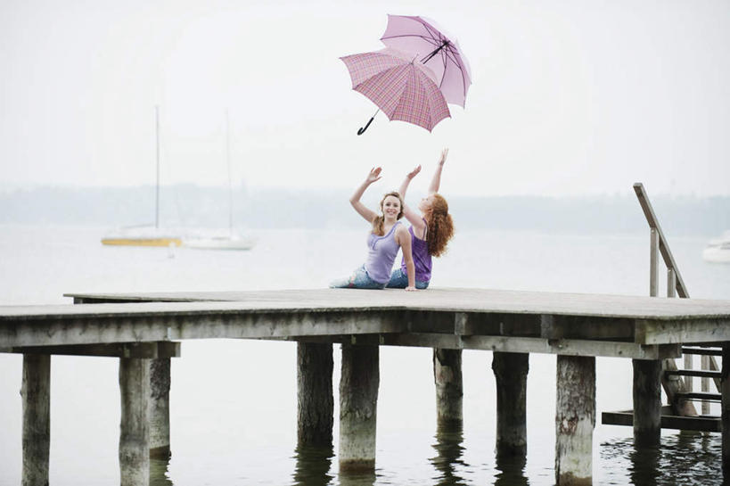 西方人,两个人,伙伴,朋友,码头,坐,笑,微笑,露齿笑,横图,室外,白天,正面,旅游,度假,友谊,河流,水,港口,欧洲,欧洲人,服装,木板,雨伞,河水,水流,桥,木桥,注视,娱乐,阳伞,栈桥,衣服,观察,看,享受,休闲,放松,服饰,观看,人行桥,木板桥,察看,衣着,穿着,关注,衣饰,友情,年轻女性,女人,女性,白种人,抛,扔,撒,玩耍,掷,坐着,彩图,全身,摆渡口,埠头,渡口,渡头,港湾,海港,货运码头,口岸,商港