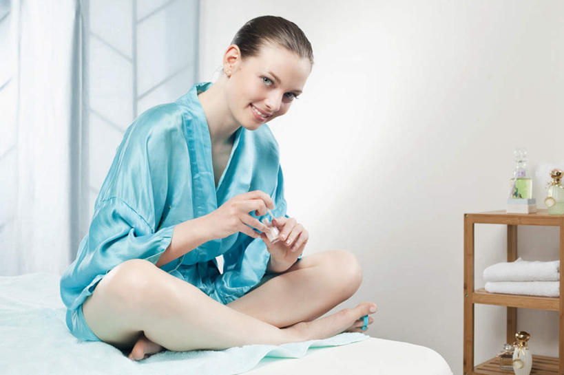 西方人,指甲,脚,脚趾,脚趾甲,一个人,坐,笑,盘腿,微笑,露齿笑,横图,室内,白天,正面,床,柜子,卧室,欧洲,欧洲人,仅一个年轻女性,仅一个女性,仅一个人,握,睡衣,服装,装饰,纺织物,床单,储物柜,拿,指甲油,拿着,注视,休闲装,被子,衣服,蓝色,毛巾,观察,看,清洁,休闲,休闲服,握着,服饰,单人床,观看,保暖,华丽,修饰,点缀,察看,被单,储存,关注,透气,防水,衬托,美观,雅致,雅观,储水,耐磨,吸水,储备,蕴藏,贮备,年轻女性,女人,女性,白种人,脚指甲,手指甲,盘腿而坐,盘膝,盘着腿的,盘着腿坐,双腿交叉,坐着,彩图,全身,睡房,卧房,贮存