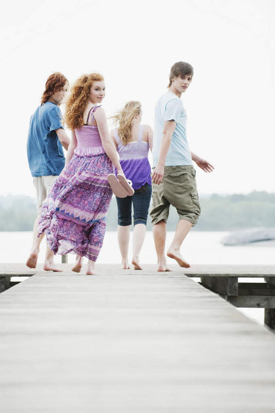 西方人,四个人,伙伴,朋友,码头,走,竖图,室外,白天,裙子,爱情,旅游,度假,友谊,湖,湖泊,水,欧洲,欧洲人,连衣裙,服装,湖面,水流,水面,浪漫,注视,休闲装,娱乐,背面,衣服,湖水,观察,看,享受,休闲,温暖,温馨,休闲服,恩爱,放松,恋人,服饰,观看,吊带裙,和睦,察看,关注,全身裙,友情,男人,男性,年轻男性,年轻女性,女人,女性,白种人,情侣,步行,散步,玩耍,走路,彩图,全身,摆渡口,埠头,渡口,渡头,货运码头,伴侣,融洽