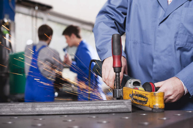 西方人,三个人,同事,机修工,站,横图,室内,白天,正面,工作服,制服,成功,合作,团队,集体,信心,机器,桌子,欧洲,欧洲人,朦胧,模糊,管子,火花,注视,队伍,工人,观察,看,站着,机械,观看,察看,领导,成就,关注,合伙,领袖,磨光机,工作制服,男人,男性,年轻男性,白种人,机械师,机修工人,站立,半身,彩图,工作套服