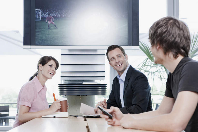 西方人,三个人,同事,商务人士,商务男性,商务女性,办公室,坐,笑,打电话,微笑,露齿笑,横图,室内,白天,侧面,衬衫,成功,合作,团队,集体,信心,窗户,桌子,电话,电视,手机,欧洲,欧洲人,套装,环保,办公桌,拿,拿着,注视,通讯设备,队伍,玻璃窗,绿色,液晶电视,观察,看,清晰,轻薄,能源,观看,回收,资源,察看,领导,成就,关注,彩电,商务装,合伙,领袖,利用,工薪阶层,便携,低碳,循环,彩色电视机,持续,交流,男人,男性,年轻男性,年轻女性,女人,女性,白种人,白领,上班族,电视机,沟通,通话,坐着,半身,彩图,衬衣,高清