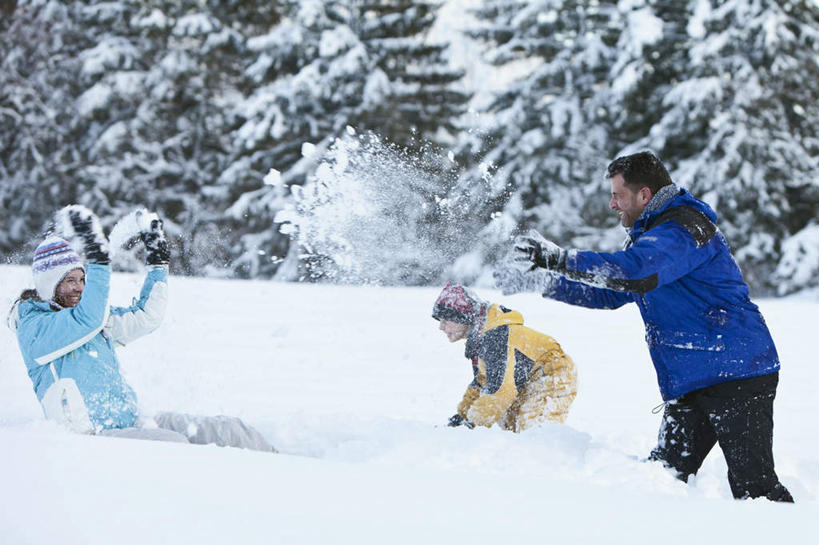 西方人,儿童,三个人,家庭,夫妻,母亲,父亲,儿子,站,坐,横图,室外,白天,正面,爱情,旅游,度假,游戏,纯洁,森林,树林,雪,植物,大雪,帽子,欧洲,欧洲人,戴,服装,朦胧,模糊,积雪,雪景,冬季,冬天,浪漫,玩,注视,娱乐,树,树木,小孩,衣服,绿色,自然,观察,看,站着,享受,休闲,温暖,温馨,父子,母子,三口之家,一家人,恩爱,放松,父爱,寒冷,可爱,母爱,童年,童趣,恋人,服饰,生长,成长,观看,和睦,察看,绒线帽,衣着,穿着,关注,打雪仗,童真,烂漫,无邪,严寒,衣饰,天真,男孩,男人,男性,年轻男性,年轻女性,女人,女性,白种人,孩子,年轻人,夫妇,情侣,玩耍,嬉戏,站立,坐着,半身,彩图,伴侣,融洽,男生
