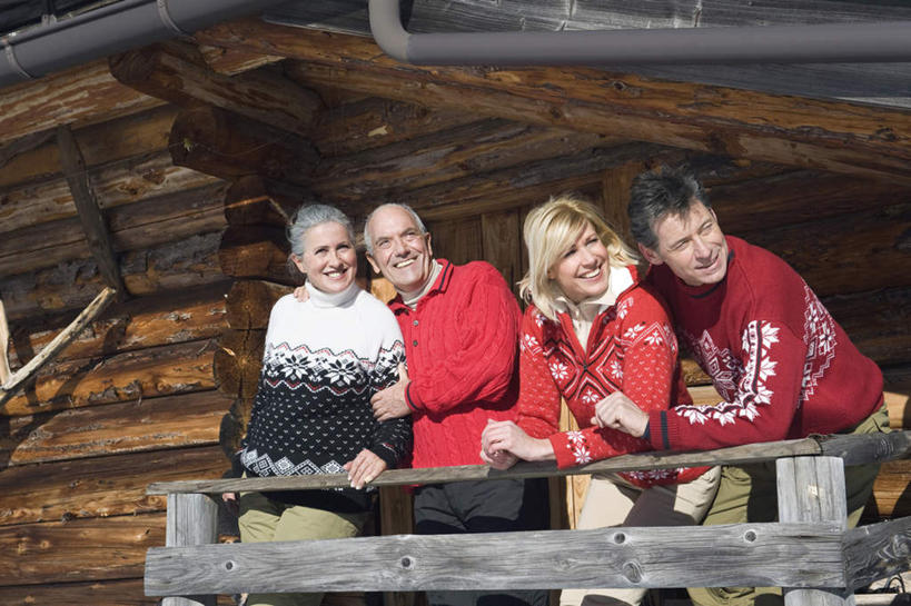 西方人,老年人,四个人,家庭,夫妻,伙伴,朋友,家,木屋,露台,站,横图,室外,白天,正面,毛衣,爱情,旅游,度假,友谊,阳台,欧洲,欧洲人,撑,服装,浪漫,注视,娱乐,住宅,衣服,观察,看,站着,享受,休闲,温暖,温馨,一家人,恩爱,放松,恋人,服饰,观看,和睦,察看,撑着,衣着,穿着,关注,衣饰,友情,老年男性,老年女性,男人,男性,女人,女性,白种人,夫妇,情侣,玩耍,站立,半身,彩图,绒衣,套衫,套头毛衣,线衣,露天阳台,茅舍,茅屋,棚屋,小木屋,小屋,伴侣,融洽