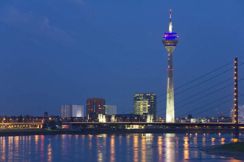 无人,家,高楼大厦,横图,室外,夜晚,正面,度假,河流,美景,水,别墅,城市风光,城市,大桥,大厦,建筑,立交桥,路灯,摩天大楼,桥梁,照明,德国,欧洲,阴影,波纹,光线,影子,房屋,屋子,河水,景观,水流,高架,公寓,斜拉桥,桥,灯光,涟漪,娱乐,洋房,楼房,住宅,灯,蓝色,倒影,蓝天,水纹,天空,楼宇,波浪,天,享受,休闲,景色,放松,照亮,倒映,照明设备,西欧,曝光,德意志联邦共和国,首府,水晕,反照,北威州,杜塞尔多夫,暴光,北莱茵.威斯特法伦州,彩图,房子,大楼,高层建筑,高楼,摩天楼