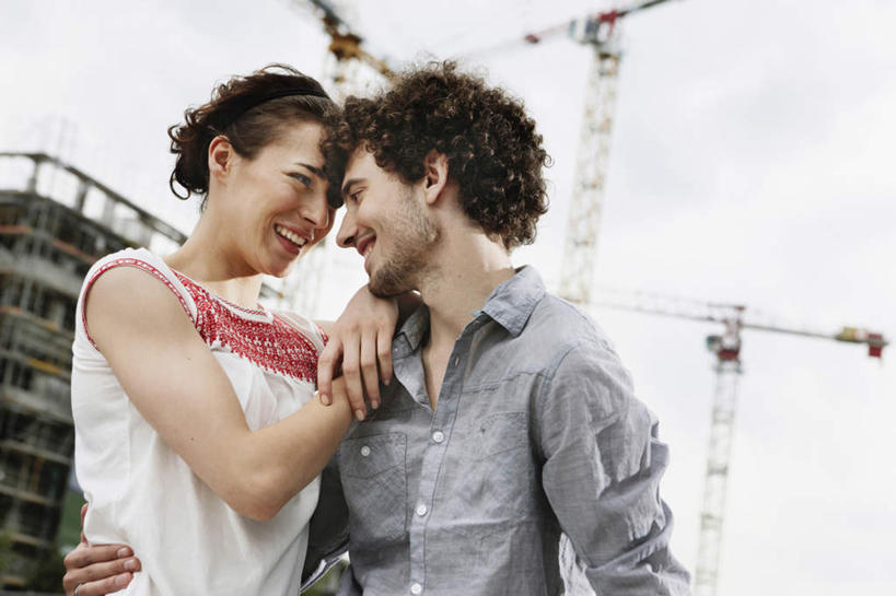 西方人,两个人,夫妻,家,工厂,抱,笑,微笑,露齿笑,横图,室外,白天,仰视,衬衫,爱情,技术,建筑,欧洲,欧洲人,服装,房屋,屋子,浪漫,设备,楼房,住宅,吊车,施工,衣服,建筑工地,交通工具,机械,起重机,恩爱,恋人,服饰,抱着,工程,搂着,衣着,穿着,载具,地盘,建筑地盘,施工地盘,衣饰,工作车,施工车,汽车吊,男人,男性,年轻男性,年轻女性,女人,女性,白种人,情侣,搂,搂抱,半身,彩图,低角度拍摄,衬衣,房子,工地,制造厂,伴侣