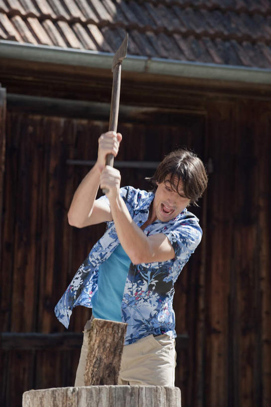 西方人,一个人,家,木屋,站,举,竖图,室外,白天,正面,欧洲,欧洲人,仅一个男性,仅一个人,握,服装,工具,木材,拿,拿着,注视,住宅,仅一个年轻男性,衣服,观察,看,托,站着,握着,服饰,观看,察看,劈柴,衣着,穿着,关注,斧头,斧子,衣饰,男人,男性,年轻男性,白种人,举起,举手,举着,向上举,向上伸,向上托,站立,半身,彩图,茅舍,茅屋,棚屋,小木屋,小屋