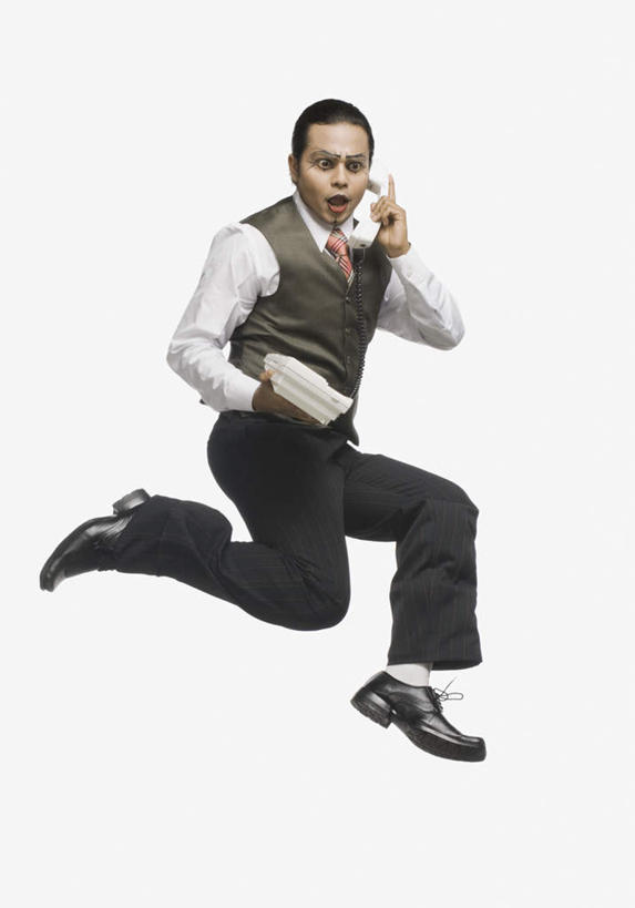 一个人,跳,打电话,竖图,室内,白天,白色背景,正面,衬衫,西装,跳舞,电话,亚洲,仅一个男性,仅一个人,套装,服装,正装,领带,注视,职业装,通讯设备,仅一个年轻男性,衣服,话筒,观察,看,电话线,摄影,服饰,影棚,观看,察看,象征,衣着,庄重,穿着,关注,身份,舞姿,正式,地位,衣饰,交流,男人,男性,年轻男性,亚洲人,印度人,电话机,沟通,跳跃,通话,彩图,全身,影棚拍摄,衬衣,拍摄,舞蹈