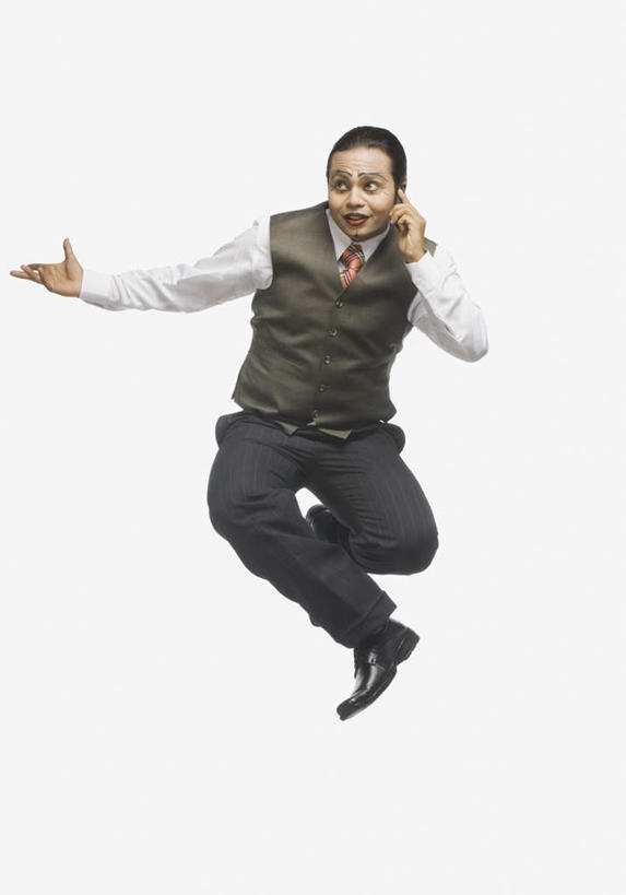 一个人,跳,打电话,竖图,室内,白天,白色背景,正面,衬衫,西装,跳舞,电话,亚洲,仅一个男性,仅一个人,套装,服装,正装,领带,注视,职业装,通讯设备,仅一个年轻男性,衣服,话筒,观察,看,电话线,摄影,服饰,影棚,观看,察看,象征,衣着,庄重,穿着,关注,身份,舞姿,正式,地位,衣饰,交流,男人,男性,年轻男性,亚洲人,印度人,电话机,沟通,跳跃,通话,彩图,全身,影棚拍摄,衬衣,拍摄,舞蹈