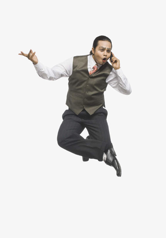 一个人,小丑,跳,打电话,竖图,室内,白天,白色背景,正面,电话,手机,亚洲,仅一个男性,仅一个人,握,服装,半空,拿,拿着,注视,通讯设备,仅一个年轻男性,衣服,观察,看,腾空,握着,摄影,服饰,影棚,观看,察看,衣着,穿着,关注,衣饰,交流,男人,男性,年轻男性,亚洲人,印度人,丑角,沟通,跳跃,通话,彩图,全身,影棚拍摄,拍摄