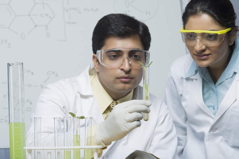 两个人,同事,科学家,坐,笑,微笑,横图,室内,白天,正面,工作服,制服,安全,成功,合作,团队,集体,信心,实验,仪器,分子,杯子,亚洲,服装,研究,透明,分析,化学,结构,测试,英文,标志,试管,文字,眼镜,字符,字母,防护,注视,标识,队伍,玻璃制品,衣服,玻璃瓶,瓶子,手套,观察,看,器皿,服饰,观看,英文字母,护目镜,保护,察看,领导,衣着,成就,穿着,关注,保险,合伙,领袖,计量,科学研究者,玻璃仪器,试验耗材,实验用品,保全,周全,安稳,安定,防护手套,安全防护眼镜,工作制服,衣饰,平安,男人,男性,年轻男性,年轻女性,女人,女性,亚洲人,印度人,科学工作者,玻璃杯,坐着,半身,彩图,工作套服,防护眼镜