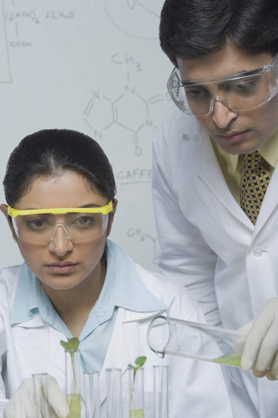 两个人,同事,科学家,坐,竖图,室内,白天,正面,工作服,制服,安全,成功,合作,团队,集体,信心,实验,仪器,分子,杯子,亚洲,服装,研究,透明,分析,化学,结构,测试,英文,标志,试管,文字,眼镜,字符,字母,防护,注视,标识,队伍,玻璃制品,衣服,玻璃瓶,瓶子,手套,观察,看,器皿,服饰,观看,英文字母,护目镜,保护,察看,领导,衣着,成就,穿着,关注,保险,合伙,领袖,计量,科学研究者,玻璃仪器,试验耗材,实验用品,保全,周全,安稳,安定,防护手套,安全防护眼镜,工作制服,衣饰,平安,男人,男性,年轻男性,年轻女性,女人,女性,亚洲人,印度人,科学工作者,玻璃杯,坐着,半身,彩图,工作套服,防护眼镜