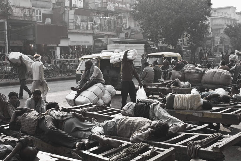 家,栏杆,站,躺,睡,横图,室外,白天,正面,植物,窗户,门,道路,路,指示牌,公路,自行车,汽车,袋子,印度,亚洲,服装,标志,文字,房屋,屋子,围栏,交通,许多人,麻袋,注视,休闲装,标识,护栏,楼房,玻璃窗,住宅,车,脚踏车,树,树木,衣服,绿色,蓝天,天空,自然,门框,交通工具,轿车,天,观察,看,站着,一群人,休闲,休闲服,服饰,生长,成长,观看,察看,扛着,关注,南亚,印度共和国,德里,扛在肩上,卧着,男人,男性,女人,女性,中年男性,中年女性,亚洲人,印度人,马路,困,困觉,寝息,睡觉,躺着,卧,半身,彩图,房子