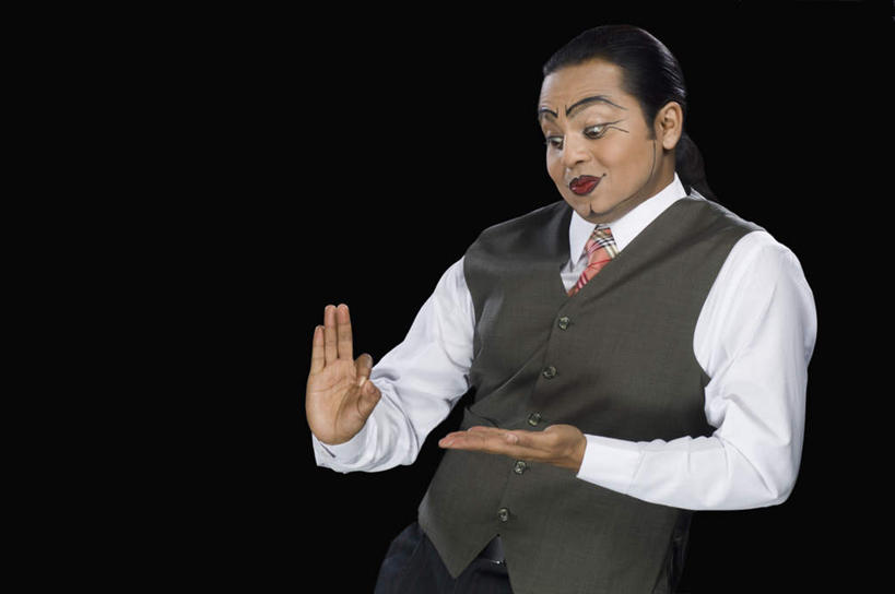 一个人,小丑,演员,站,笑,微笑,横图,室内,白天,正面,衬衫,西装,亚洲,仅一个男性,仅一个人,仅一个中年男性,表演,黑色背景,套装,正装,领带,注视,职业装,娱乐,表演者,扮演,彩妆,观察,看,手势,站着,表情,艺术家,摄影,影棚,观看,察看,演出,关注,演出服,哑剧,男人,男性,中年男性,亚洲人,印度人,半身,彩图,影棚拍摄,衬衣,拍摄