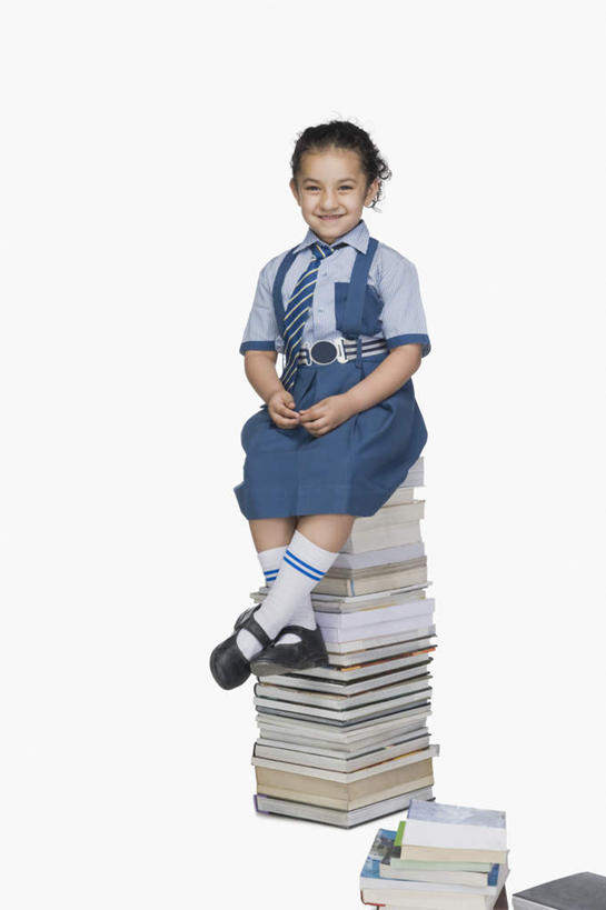 儿童,一个人,学生,坐,笑,微笑,露齿笑,竖图,室内,白天,白色背景,正面,制服,纯洁,书籍,亚洲,仅一个女性,仅一个人,一堆,许多,堆叠,服装,注视,小孩,观察,看,仅一个小孩,校服,可爱,童年,童趣,摄影,影棚,观看,堆,察看,关注,童真,烂漫,无邪,学生服,天真,女孩,女人,女性,亚洲人,印度人,孩子,书,图书,坐着,彩图,全身,影棚拍摄,拍摄,女生