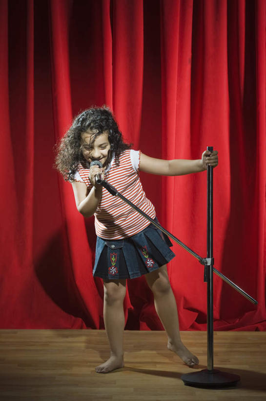 东方人,儿童,一个人,舞台,站,笑,微笑,露齿笑,竖图,室内,白天,正面,裙子,纯洁,亚洲,仅一个女性,仅一个人,阴影,影子,拿,拿着,注视,小孩,红色,话筒,观察,看,站着,仅一个小孩,可爱,童年,童趣,短裙,帷幕,观看,半身裙,察看,麦克风,关注,帷幔,幕布,幕帘,童真,烂漫,无邪,帷幔布,天真,女孩,女人,女性,亚洲人,印度人,孩子,表演台,彩图,全身,女生