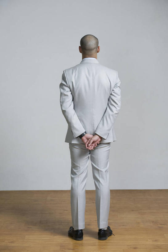 一个人,商务人士,商务男性,站,双手交叉,竖图,室内,白天,衬衫,地板,亚洲,仅一个男性,仅一个人,阴影,套装,反射,影子,墙,地面,木地板,墙壁,墙面,仅一个年轻男性,背面,灰色,站着,商务装,工薪阶层,男人,男性,年轻男性,亚洲人,印度人,白领,上班族,十字手,站立,彩图,全身,衬衣