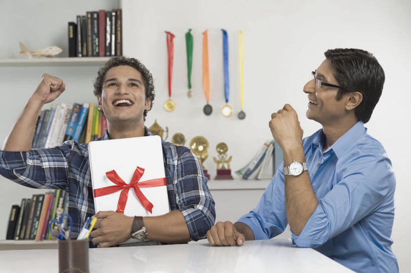 两个人,家庭,父亲,儿子,坐,举,抱,笑,微笑,大笑,露齿笑,横图,室内,白天,正面,兴奋,成功,胜利,电脑,笔记本电脑,桌面,桌子,礼物,书籍,笔筒,亚洲,五个,许多,撑,握,修剪,阴影,服装,朦胧,模糊,时间,反射,网络,工具,剪刀,时钟,手表,丝绸,丝带,眼镜,影子,墙,大理石,缎带,拿,计时,拿着,注视,休闲装,通讯设备,墙壁,墙面,绸带,两个,衣服,白色,容器,书柜,钟表,观察,看,托,张嘴,休闲,温暖,温馨,父子,一家人,休闲服,表,器皿,书橱,父爱,光彩,握着,服饰,礼品,抱着,观看,储藏,裁剪,腕表,和睦,察看,剪子,无线,剪裁,切割,撑着,搂着,储存,关注,奖牌,通信设备,无线网络,荣誉,奖品,近视眼镜,张大嘴巴,无线上网,便携式电脑,哈哈大笑,荣耀,大理石制品,插笔器具,文房用具,光荣,手提电脑,男人,男性,年轻男性,中年男性,亚洲人,印度人,书,图书,钟,张开嘴,举起,举手,举着,搂,搂抱,向上举,向上伸,向上托,坐着,半身,彩图,高兴,狂笑,融洽,贮存,奖杯