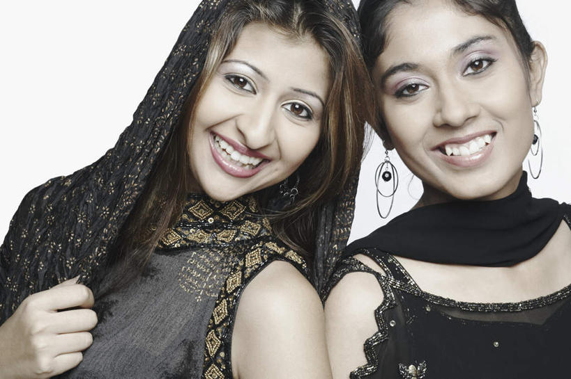 脸,头,脸颊,头发,两个人,伙伴,朋友,笑,微笑,露齿笑,横图,室内,特写,白天,白色背景,正面,民族服装,友谊,亚洲,头纱,棕色,注视,肩膀,耳环,观察,看,靠,靠着,摄影,服饰,影棚,观看,飘逸,戴着,察看,庄重,关注,追求,纱丽,雅致,纱丽服,清婉,妍丽,友情,年轻女性,女人,女性,亚洲人,印度人,头部,长发,卷发,脸部,脸蛋,面部,半身,彩图,影棚拍摄,传统服装,民俗服,拍摄,奢华