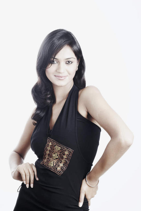 一个人,站,笑,微笑,竖图,室内,白天,正面,裙子,亚洲,仅一个年轻女性,仅一个女性,仅一个人,灰色背景,注视,长裙,观察,看,站着,摄影,影棚,观看,察看,关注,年轻女性,女人,女性,亚洲人,印度人,长发,半身,彩图,影棚拍摄,拍摄