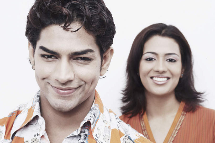 脸,头,脸颊,头发,两个人,站,笑,微笑,露齿笑,横图,室内,特写,白天,白色背景,正面,爱情,亚洲,服装,浪漫,注视,休闲装,肩膀,衣服,黑色,观察,看,站着,休闲,温暖,温馨,休闲服,恩爱,恋人,摄影,服饰,影棚,观看,和睦,察看,关注,酒涡,梨涡,男人,男性,年轻男性,年轻女性,女人,女性,亚洲人,印度人,头部,卷发,脸部,脸蛋,面部,情侣,站立,半身,彩图,影棚拍摄,拍摄,伴侣,融洽,短发