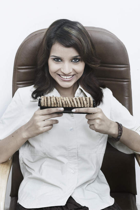 点心,一个人,商务人士,商务女性,坐,竖图,室内,白天,白色背景,正面,衬衫,裙子,下午茶,椅子,亚洲,仅一个年轻女性,仅一个女性,仅一个人,握,套装,食品,甜点,甜品,拿,拿着,注视,长裙,食物,糕点,甜食,观察,看,握着,摄影,影棚,观看,靠背,察看,关注,商务装,工薪阶层,年轻女性,女人,女性,亚洲人,印度人,白领,上班族,坐着,半身,彩图,影棚拍摄,衬衣,拍摄