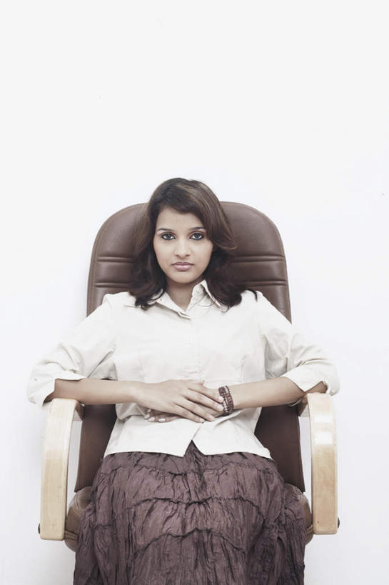 一个人,商务人士,商务女性,坐,笑,双手交叉,微笑,露齿笑,竖图,室内,白天,白色背景,正面,衬衫,裙子,椅子,亚洲,仅一个年轻女性,仅一个女性,仅一个人,套装,注视,长裙,观察,看,摄影,影棚,观看,靠背,察看,关注,商务装,工薪阶层,年轻女性,女人,女性,亚洲人,印度人,白领,上班族,十字手,坐着,半身,彩图,影棚拍摄,衬衣,拍摄