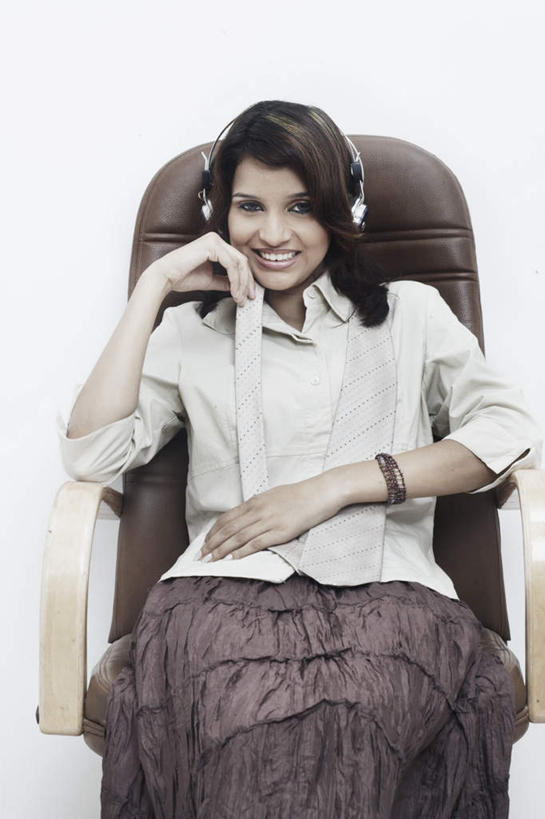 一个人,商务人士,商务女性,坐,笑,微笑,露齿笑,竖图,室内,白天,白色背景,正面,衬衫,裙子,椅子,亚洲,仅一个年轻女性,仅一个女性,仅一个人,撑,套装,话务员,托腮,注视,长裙,耳机,耳麦,话筒,观察,看,托,摄影,影棚,观看,靠背,察看,麦克风,关注,托下巴,商务装,工薪阶层,客服人员,年轻女性,女人,女性,亚洲人,印度人,白领,接线员,上班族,坐着,半身,彩图,影棚拍摄,衬衣,拍摄