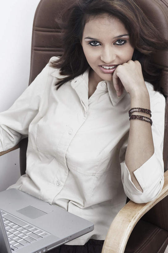 一个人,商务人士,商务女性,坐,竖图,俯视,室内,白天,白色背景,衬衫,裙子,电脑,笔记本电脑,椅子,亚洲,仅一个年轻女性,仅一个女性,仅一个人,撑,套装,网络,托腮,注视,通讯设备,长裙,观察,看,托,摄影,影棚,观看,靠背,察看,无线,关注,托下巴,通信设备,商务装,无线网络,无线上网,便携式电脑,工薪阶层,手提电脑,年轻女性,女人,女性,亚洲人,印度人,白领,上班族,坐着,半身,彩图,高角度拍摄,影棚拍摄,衬衣,拍摄