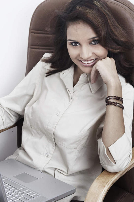 一个人,商务人士,商务女性,坐,竖图,俯视,室内,白天,白色背景,衬衫,裙子,电脑,笔记本电脑,椅子,亚洲,仅一个年轻女性,仅一个女性,仅一个人,撑,套装,网络,托腮,注视,通讯设备,长裙,观察,看,托,摄影,影棚,观看,靠背,察看,无线,关注,托下巴,通信设备,商务装,无线网络,无线上网,便携式电脑,工薪阶层,手提电脑,年轻女性,女人,女性,亚洲人,印度人,白领,上班族,坐着,半身,彩图,高角度拍摄,影棚拍摄,衬衣,拍摄