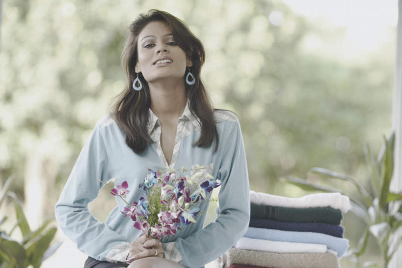 一个人,坐,笑,微笑,露齿笑,横图,室外,白天,正面,智慧,植物,亚洲,仅一个年轻女性,仅一个女性,仅一个人,一堆,握,堆叠,堆积,服装,朦胧,模糊,艺术,装饰,盛开,纺织物,拿,花蕾,拿着,注视,休闲装,文化,花,花瓣,花朵,鲜花,树,树木,衣服,绿色,自然,插花,耳环,毛巾,花苞,花蕊,观察,看,清洁,休闲,休闲服,握着,服饰,生长,成长,观看,堆,保暖,华丽,修饰,插花艺术,点缀,察看,创造,关注,创作,想象,透气,防水,衬托,美观,雅致,雅观,耳饰,储水,耐磨,吸水,年轻女性,女人,女性,亚洲人,印度人,坐着,半身,彩图