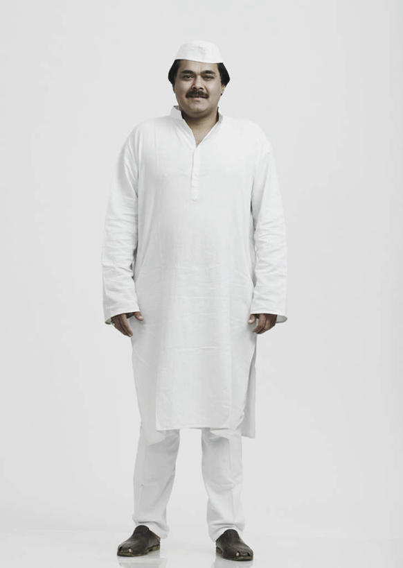 一个人,站,竖图,室内,白天,白色背景,正面,民族服装,帽子,亚洲,仅一个男性,仅一个人,仅一个中年男性,服装,注视,衣服,观察,看,站着,摄影,服饰,影棚,观看,察看,衣着,穿着,关注,无边帽,衣饰,男人,男性,中年男性,亚洲人,印度人,站立,彩图,全身,影棚拍摄,传统服装,民俗服,拍摄