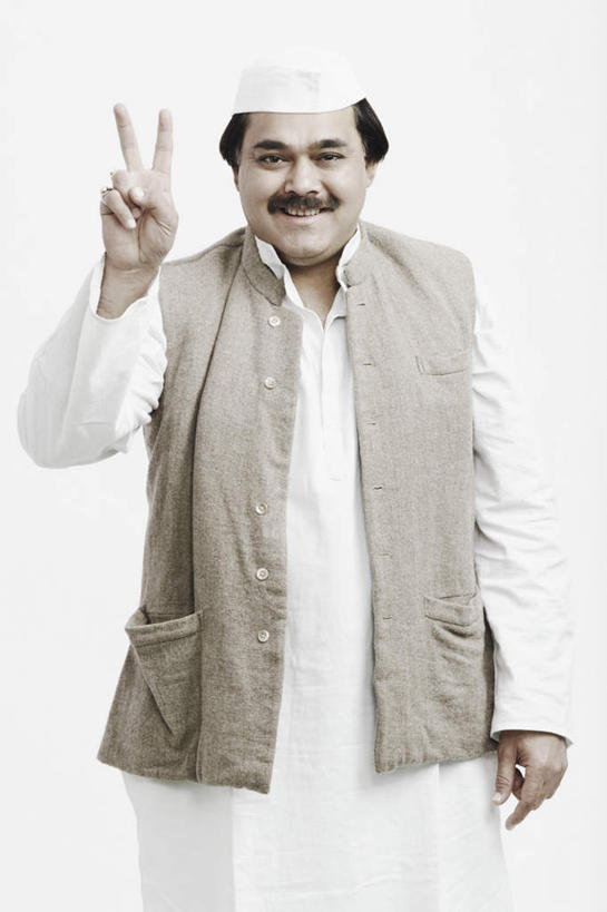 一个人,站,竖图,室内,白天,白色背景,正面,民族服装,快乐,兴奋,骄傲,成功,胜利,帽子,亚洲,仅一个男性,仅一个人,仅一个中年男性,服装,注视,衣服,观察,看,手势,站着,自信,摄影,服饰,影棚,观看,察看,衣着,穿着,关注,无边帽,衣饰,男人,男性,中年男性,亚洲人,印度人,站立,半身,彩图,影棚拍摄,传统服装,民俗服,欢乐,开心,拍摄