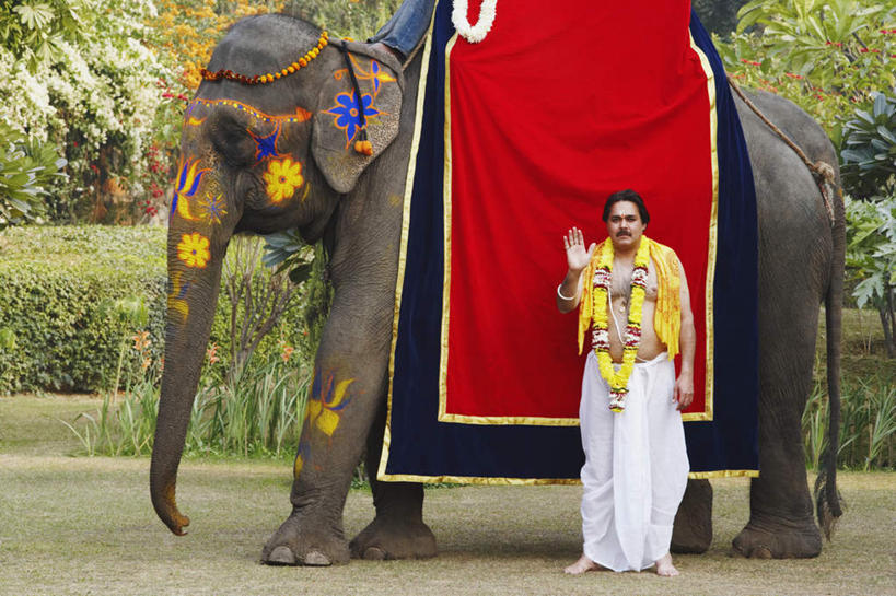 一个人,站,举,笑,微笑,横图,室外,白天,正面,民族服装,树林,植物,大象,野生动物,亚洲,仅一个男性,仅一个人,戴,花纹,节日,朦胧,模糊,艺术,彩绘,花环,图案,挥手,注视,文化,再见,树,树木,仅一个年轻男性,一个,黄色,绿色,自然,动物,观察,看,祈祷,手势,托,站着,招手,健康,可爱,许愿,宗教,信仰,活泼,生长,成长,赤裸,告别,观看,纪念,祈求,察看,关注,摆动,凶猛,人体彩绘,离别,美观,辞行,纹身彩绘,平安,男人,男性,年轻男性,亚洲人,印度人,举起,举手,举着,向上举,向上伸,向上托,站立,彩图,全身,传统服装,民俗服