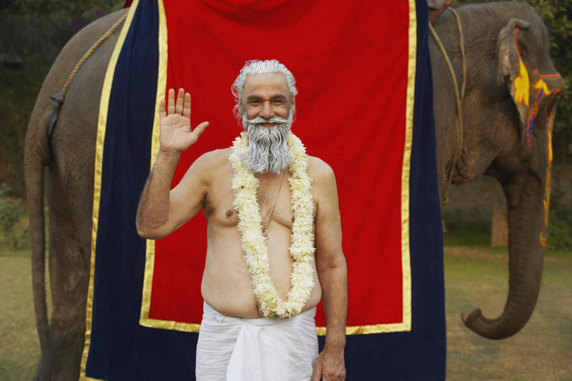 胡须,头发,一个人,站,举,横图,室外,白天,正面,民族服装,树林,植物,大象,野生动物,亚洲,仅一个男性,仅一个人,花纹,节日,朦胧,模糊,艺术,彩绘,花环,图案,挥手,注视,文化,再见,树,树木,两个,绿色,白色,自然,动物,观察,看,祈祷,手势,托,站着,招手,仅一个老年男性,健康,可爱,许愿,宗教,信仰,活泼,生长,成长,赤裸,告别,观看,纪念,祈求,察看,关注,摆动,凶猛,人体彩绘,离别,美观,辞行,纹身彩绘,平安,老年男性,男人,男性,亚洲人,印度人,胡子,络腮胡,举起,举手,举着,向上举,向上伸,向上托,站立,半身,彩图,传统服装,民俗服