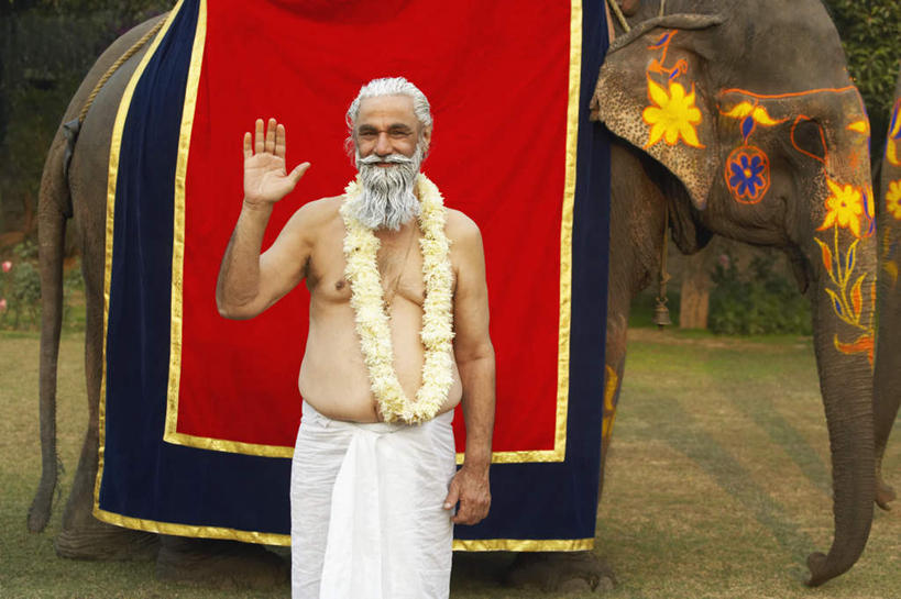 胡须,头发,一个人,站,举,横图,室外,白天,正面,民族服装,树林,植物,大象,野生动物,亚洲,仅一个男性,仅一个人,花纹,节日,朦胧,模糊,艺术,彩绘,花环,图案,挥手,注视,文化,再见,树,树木,两个,绿色,白色,自然,动物,观察,看,祈祷,手势,托,站着,招手,仅一个老年男性,健康,可爱,许愿,宗教,信仰,活泼,生长,成长,赤裸,告别,观看,纪念,祈求,察看,关注,摆动,凶猛,人体彩绘,离别,美观,辞行,纹身彩绘,平安,老年男性,男人,男性,亚洲人,印度人,胡子,络腮胡,举起,举手,举着,向上举,向上伸,向上托,站立,半身,彩图,传统服装,民俗服