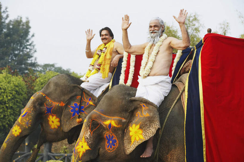 胡须,头发,两个人,坐,举,横图,室外,白天,仰视,民族服装,树林,植物,大象,野生动物,亚洲,戴,握,花纹,节日,朦胧,模糊,艺术,彩绘,花环,图案,拿,挥手,拿着,注视,文化,再见,竹竿,树,树木,两个,绿色,白色,自然,动物,观察,看,祈祷,手势,托,招手,健康,可爱,握着,许愿,宗教,信仰,活泼,生长,成长,赤裸,告别,观看,纪念,祈求,察看,关注,摆动,凶猛,人体彩绘,离别,美观,辞行,纹身彩绘,平安,老年男性,男人,男性,年轻男性,亚洲人,印度人,胡子,络腮胡,举起,举手,举着,向上举,向上伸,向上托,坐着,半身,彩图,低角度拍摄,传统服装,民俗服