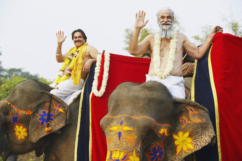 胡须,头发,两个人,坐,举,横图,室外,白天,仰视,民族服装,树林,植物,大象,野生动物,亚洲,戴,握,花纹,节日,朦胧,模糊,艺术,彩绘,花环,图案,拿,挥手,拿着,注视,文化,再见,竹竿,树,树木,两个,绿色,白色,自然,动物,观察,看,祈祷,手势,托,招手,健康,可爱,握着,许愿,宗教,信仰,活泼,生长,成长,赤裸,告别,观看,纪念,祈求,察看,关注,摆动,凶猛,人体彩绘,离别,美观,辞行,纹身彩绘,平安,老年男性,男人,男性,年轻男性,亚洲人,印度人,胡子,络腮胡,举起,举手,举着,向上举,向上伸,向上托,坐着,半身,彩图,低角度拍摄,传统服装,民俗服